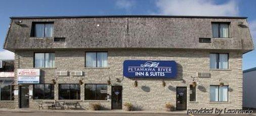 Petawawa River Inn & Suites Exterior foto